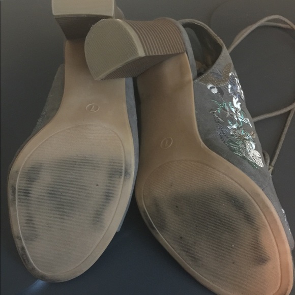 Lace up block heel sandals. Size 7 wide. - Picture 7 of 8